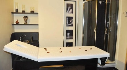 Sala massaggi elegante presso Swan Beauty Creta, Roma, Lazio, IT, con lettino e arredamento raffinato.