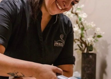 Operatrice sorridente esegue un trattamento a Swan Beauty Talenti, Roma, Lazio, IT.