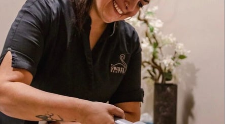 Operatrice sorridente esegue un trattamento a Swan Beauty Talenti, Roma, Lazio, IT.