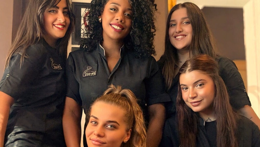 Staff sorridente in divisa a Swan Beauty Garbatella, Roma, Lazio, IT.