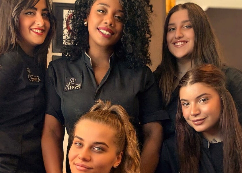 Staff sorridente in divisa a Swan Beauty Garbatella, Roma, Lazio, IT.