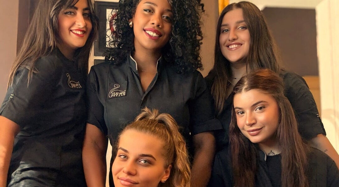 Staff sorridente in divisa a Swan Beauty Garbatella, Roma, Lazio, IT.