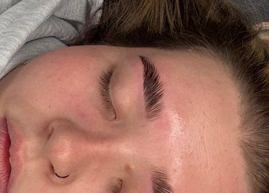 Close-up of styled brows at Barbie.Browz in Belfast, Northern Ireland, GB, showcasing expert brow techniques.