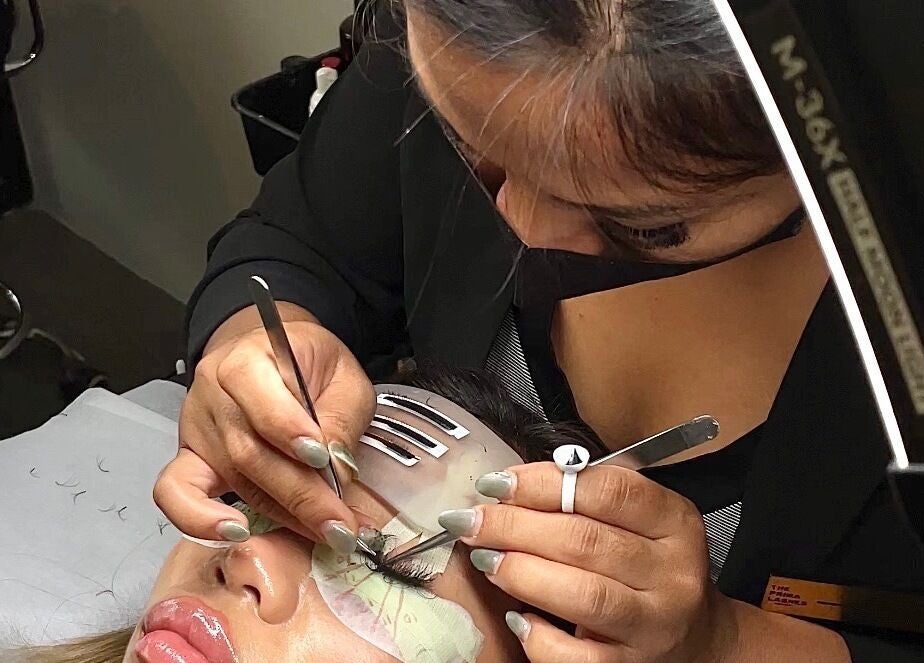 Proses pemasangan bulu mata di The Prima Lashes - Kerobokan, Bali, Bali, ID.