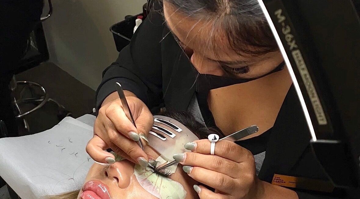 Proses pemasangan bulu mata di The Prima Lashes - Kerobokan, Bali, Bali, ID.