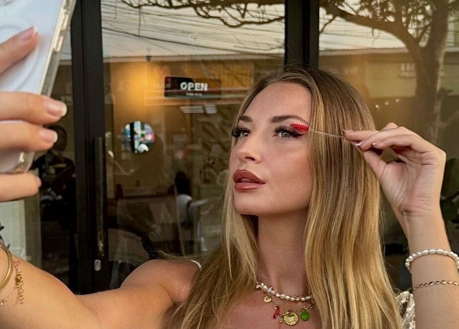 Wanita merias bulu mata di depan The Prima Lashes - Kerobokan, Bali, Bali, ID.