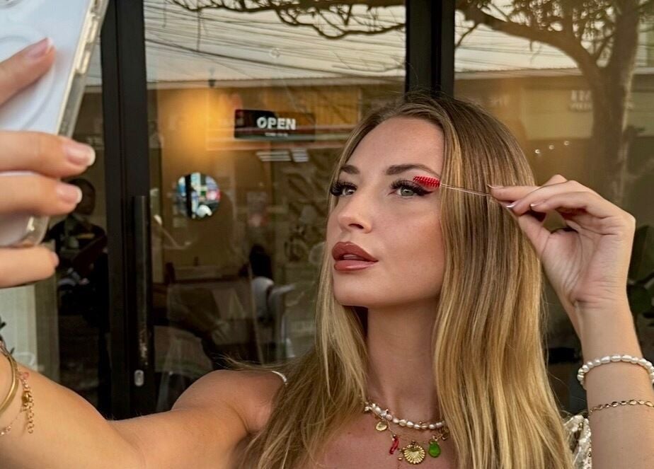 Wanita merias bulu mata di depan The Prima Lashes - Kerobokan, Bali, Bali, ID.