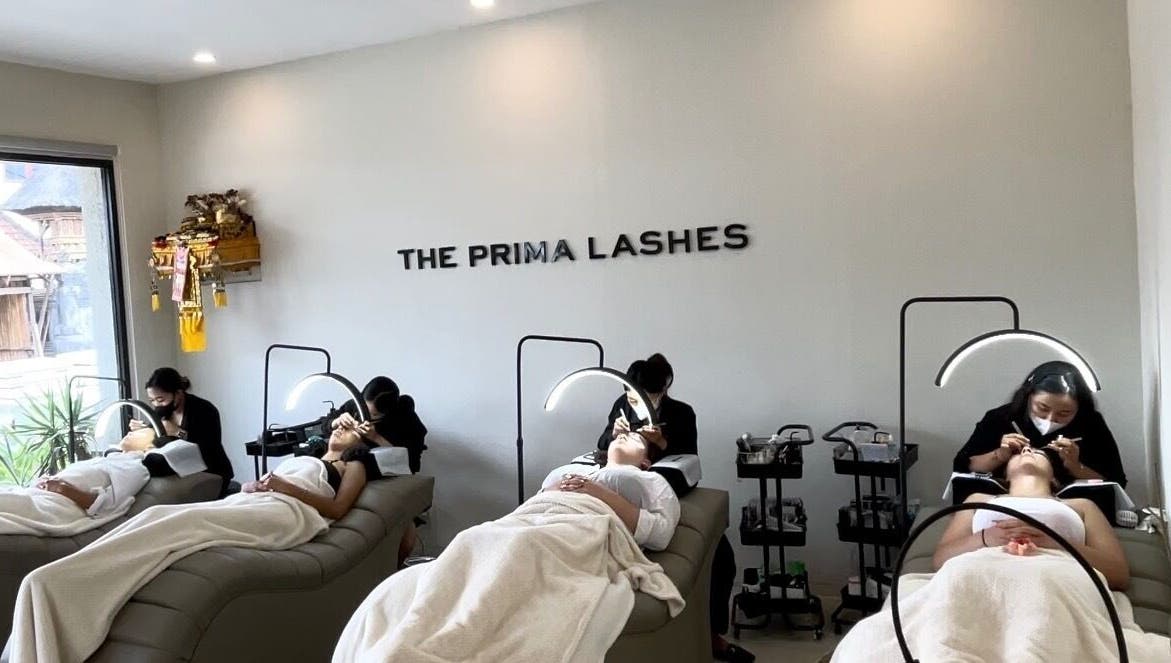 Perawatan eyelash di The Prima Lashes - Canggu, Bali, menampilkan suasana nyaman dan profesional.