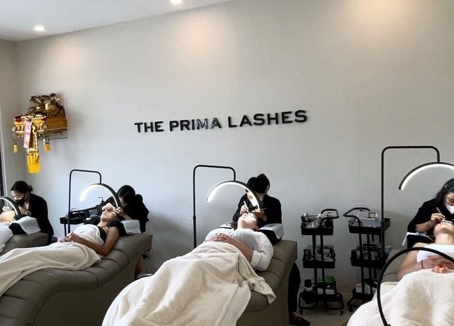 Perawatan eyelash di The Prima Lashes - Canggu, Bali, menampilkan suasana nyaman dan profesional.