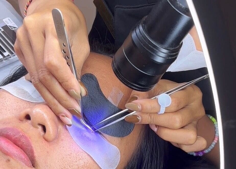 Pemasangan ekstensi bulu mata di The Prima Lashes - Canggu, Bali, Bali, ID dengan teknik detail.
