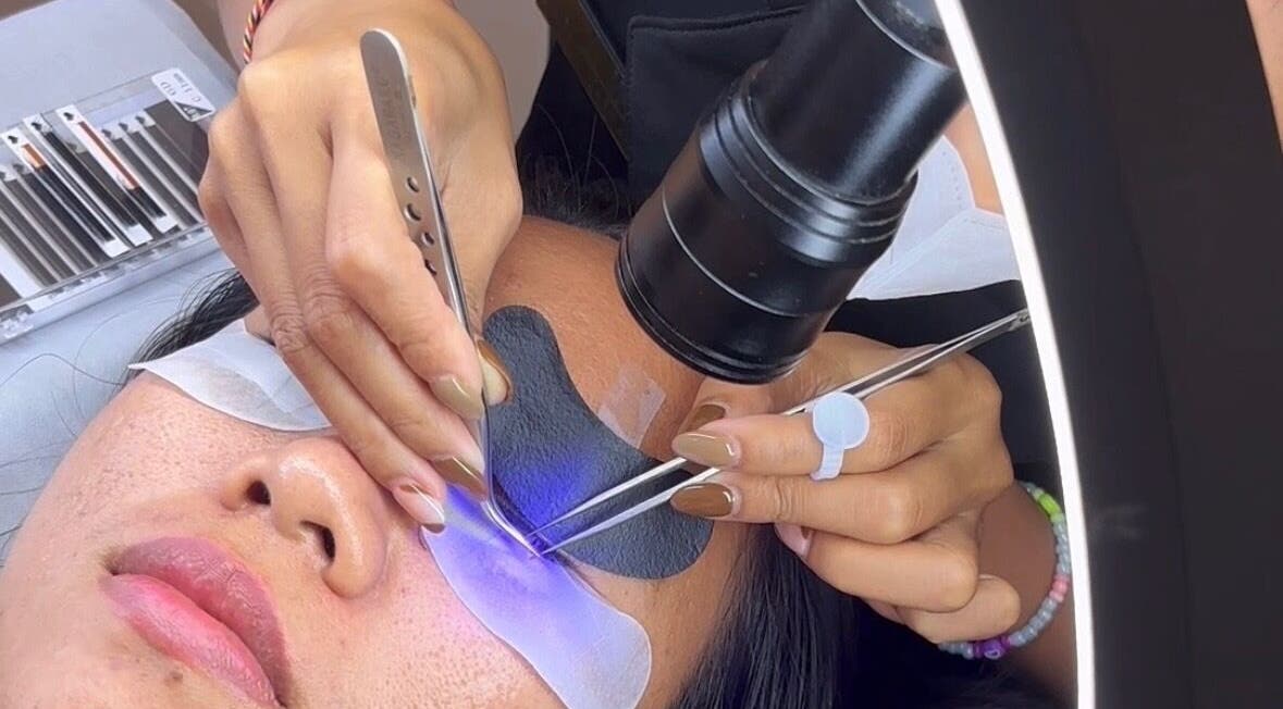 Pemasangan ekstensi bulu mata di The Prima Lashes - Canggu, Bali, Bali, ID dengan teknik detail.