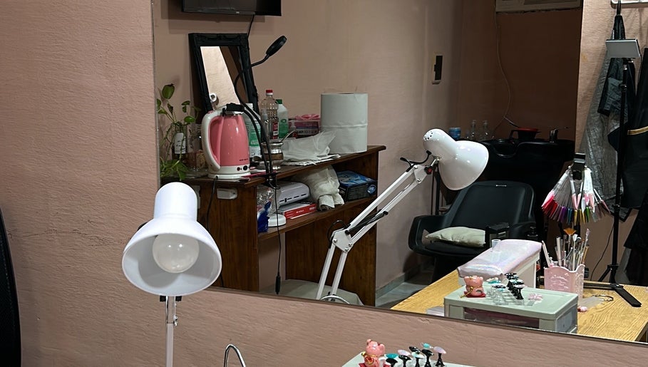 Espacio acogedor en El Salon De Pelo, Córdoba, AR, con equipo de belleza moderno y decoración delicada.