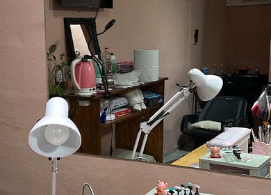 Espacio acogedor en El Salon De Pelo, Córdoba, AR, con equipo de belleza moderno y decoración delicada.