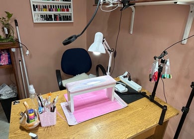 Estación de manicura en El Salon De Pelo, Córdoba, Córdoba, AR, con herramientas y colores.