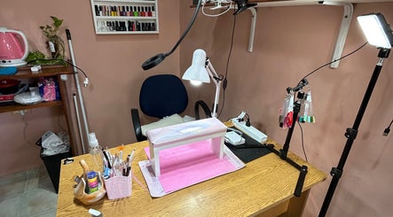 Estación de manicura en El Salon De Pelo, Córdoba, Córdoba, AR, con herramientas y colores.
