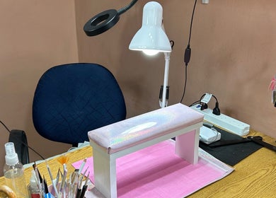Estación de manicura en El Salon De Pelo, Córdoba, Córdoba, AR. Mesa equipada con lámpara y herramientas.