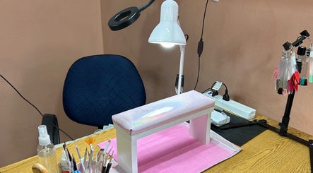 Estación de manicura en El Salon De Pelo, Córdoba, Córdoba, AR. Mesa equipada con lámpara y herramientas.