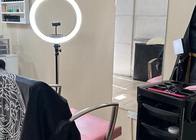 Interior moderno de El Salon De Pelo en Córdoba, Córdoba, AR con estación estilística profesional.