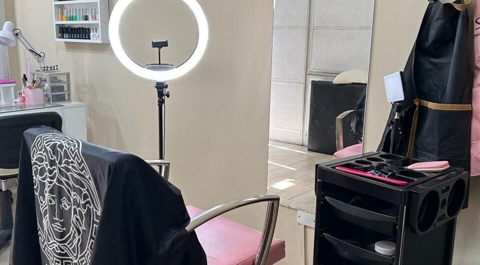 Interior moderno de El Salon De Pelo en Córdoba, Córdoba, AR con estación estilística profesional.