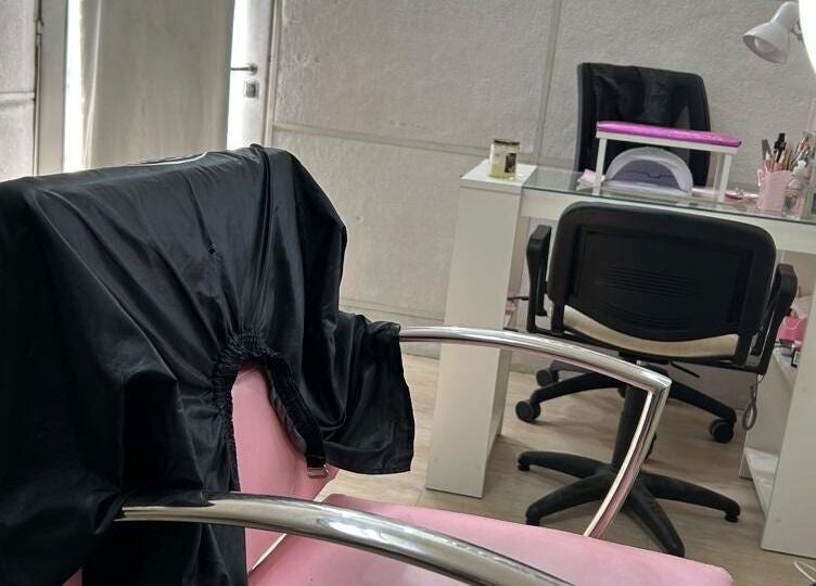 Área de trabajo moderna en El Salon De Pelo, Córdoba, Córdoba, AR con sillas cómodas y equipamiento profesional.