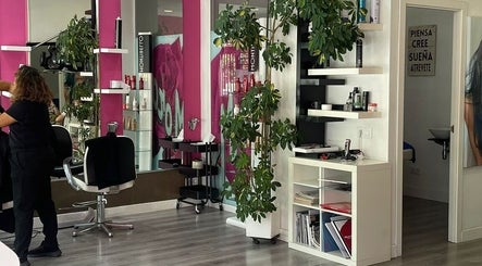 Interior moderno de Ivonny Bonita en Madrid, Comunidad De Madrid, ES, con decoración y espejos elegantes.