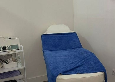 Cama de tratamiento en Ivonny Bonita, Madrid, Comunidad De Madrid, ES, lista para relajación y bienestar.