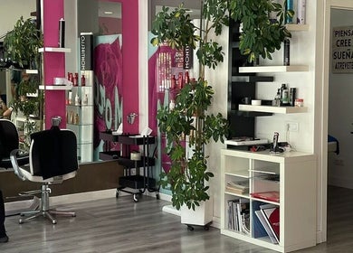 Interior moderno del salón Ivonny Bonita en Madrid, Comunidad De Madrid, ES con decoración elegante.