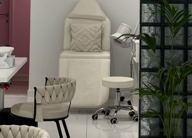 Cozy interior of Adela nail studio, Thessaloniki, GR, featuring a chic manicure station and comfortable seating.