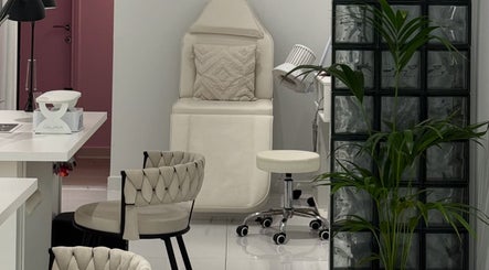 Cozy interior of Adela nail studio, Thessaloniki, GR, featuring a chic manicure station and comfortable seating.