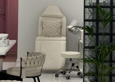 Chic interior of Adela nail studio, Thessaloniki, GR, featuring a plush white chair and modern decor.