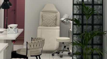 Chic interior of Adela nail studio, Thessaloniki, GR, featuring a plush white chair and modern decor.