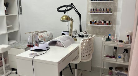 Espaço de manicure moderno da Ana Rezende em Charneca de Caparica, Setúbal, PT, com ferramentas elegantes.
