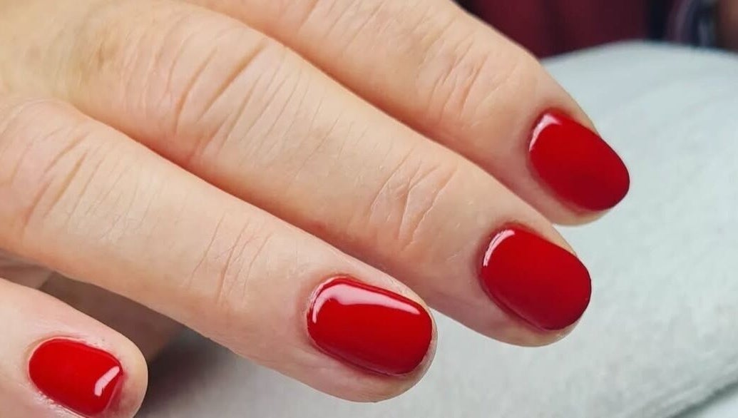 Manicure elegante con smalto rosso a Solo Semipermanente, Chiaravalle, IT.