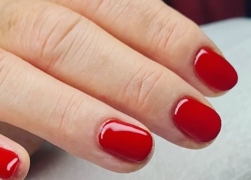 Manicure elegante con smalto rosso a Solo Semipermanente, Chiaravalle, IT.