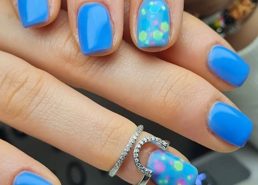 Unghie colorate e decorate presso Solo Semipermanente, Chiaravalle, IT. Design moderno.