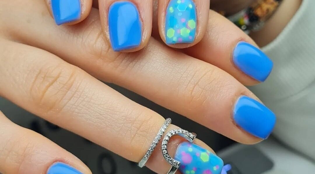 Unghie colorate e decorate presso Solo Semipermanente, Chiaravalle, IT. Design moderno.