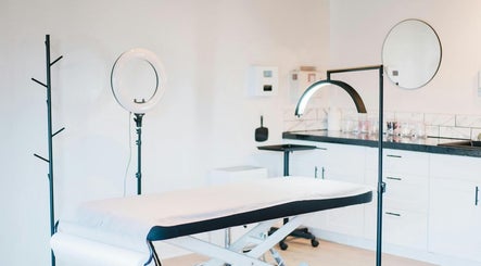 Relive Spa ريلايب اسفا treatment room in Al rayyan, Doha Municipality, QA with massage table and lighting.