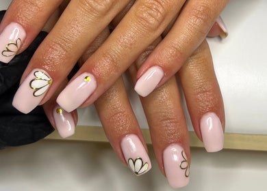 Elegant floral nail art at Nailsbybry in Ampthill, England, GB, featuring pink and white designs.