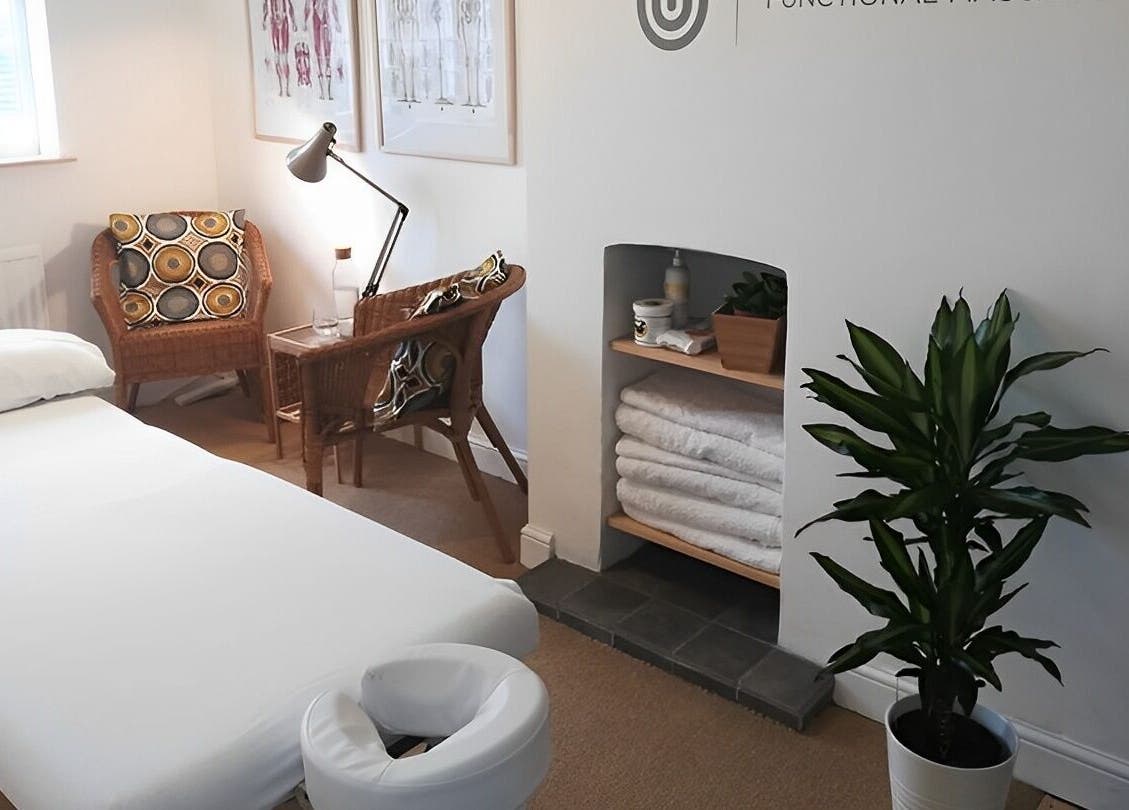 Relaxing massage room at Zizzi Zemro Functional Massage, Bradford-on-avon, England, GB with plants and cozy decor.