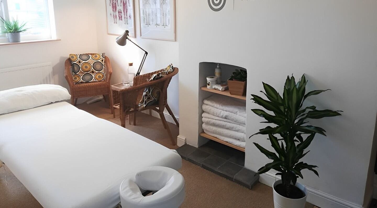 Relaxing massage room at Zizzi Zemro Functional Massage, Bradford-on-avon, England, GB with plants and cozy decor.