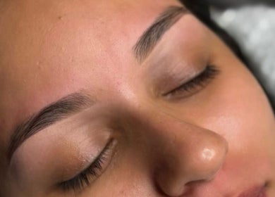 Cejas bien definidas en Mafer Paez Studio & PMU, Fuenlabrada, Comunidad De Madrid, ES.
