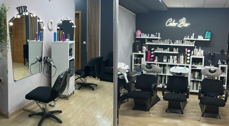 Sala de peluquería moderna en Dante Peluqueros, Madrid, Comunidad De Madrid, ES, con sillas y estaciones de cuidado.