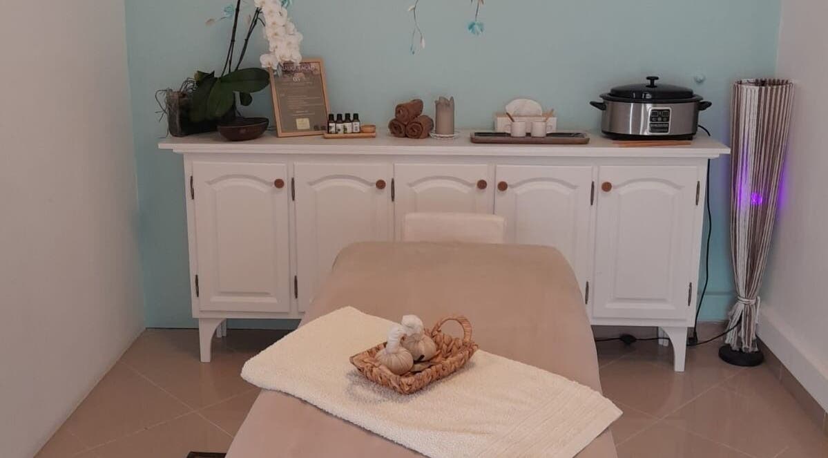 Sala de massagem no Equilíbrio Natural Day Spa em Carregado, Lisboa, PT. Ambiente relaxante com decoração minimalista.