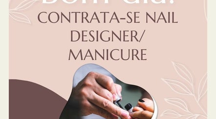 Detalhe de mãos cuidando de unhas no Império delas, Minas Gerais, BR.