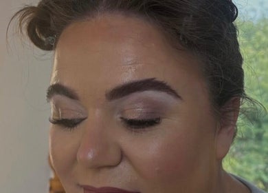 Expert makeup application at Réalta Studio, County Mayo, County Mayo, IE, highlighting natural beauty.