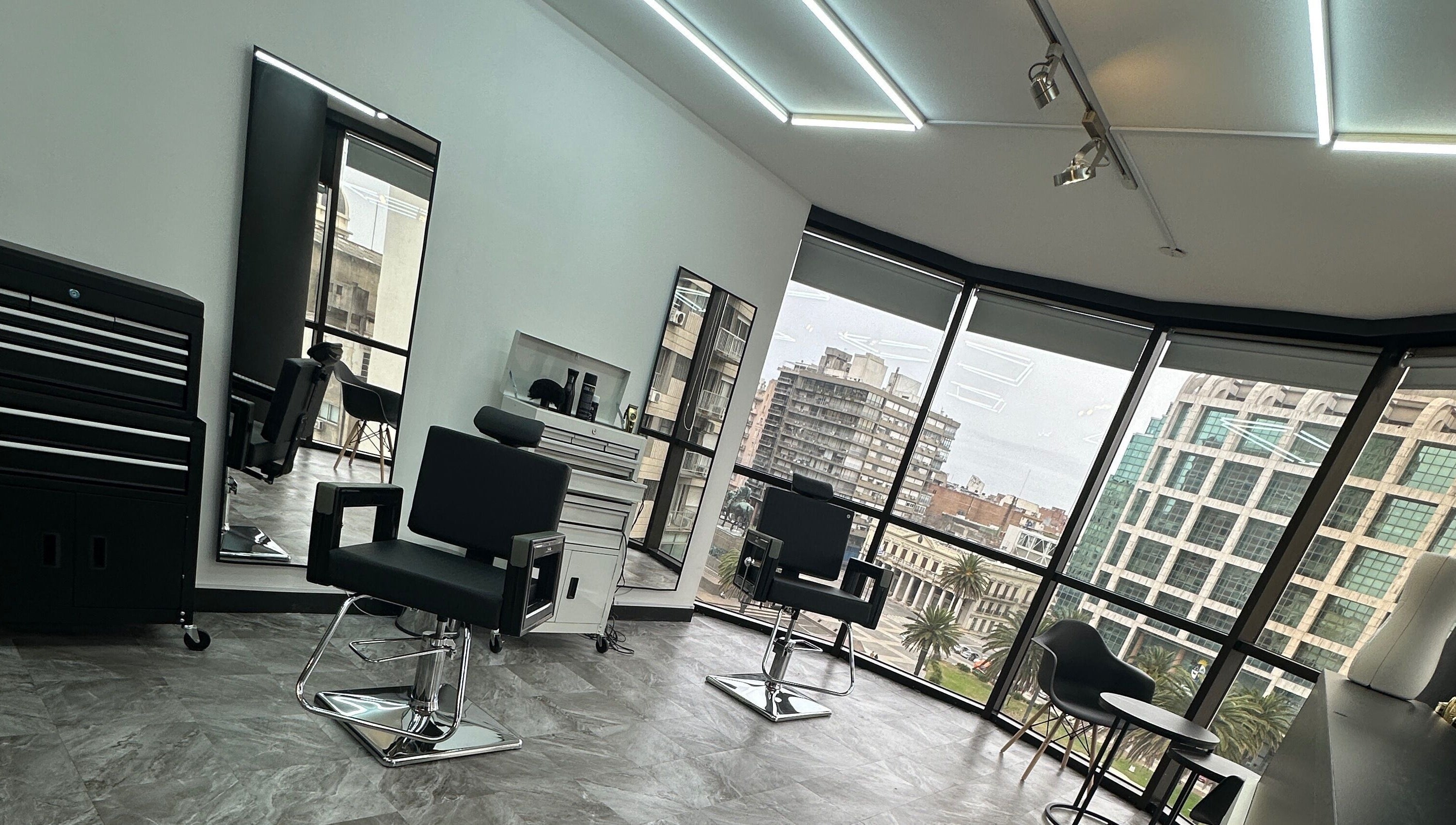 Interior moderno de BLK-21 Studio, Montevideo, Departamento De Montevideo, UY con sillas elegantes y ventanales.