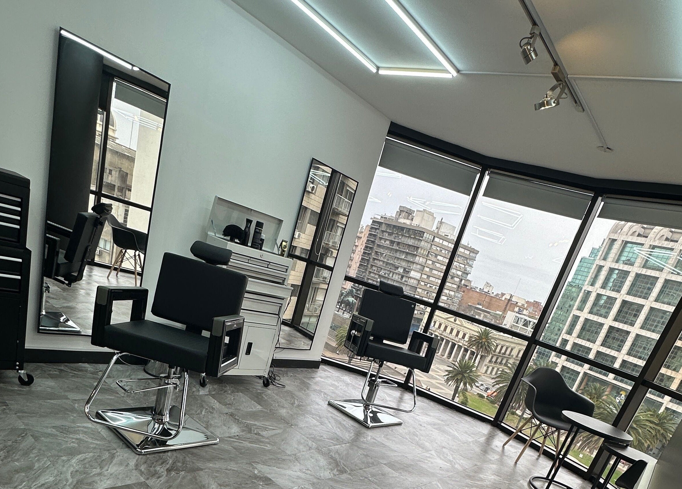 Interior moderno de BLK-21 Studio, Montevideo, Departamento De Montevideo, UY con sillas elegantes y ventanales.