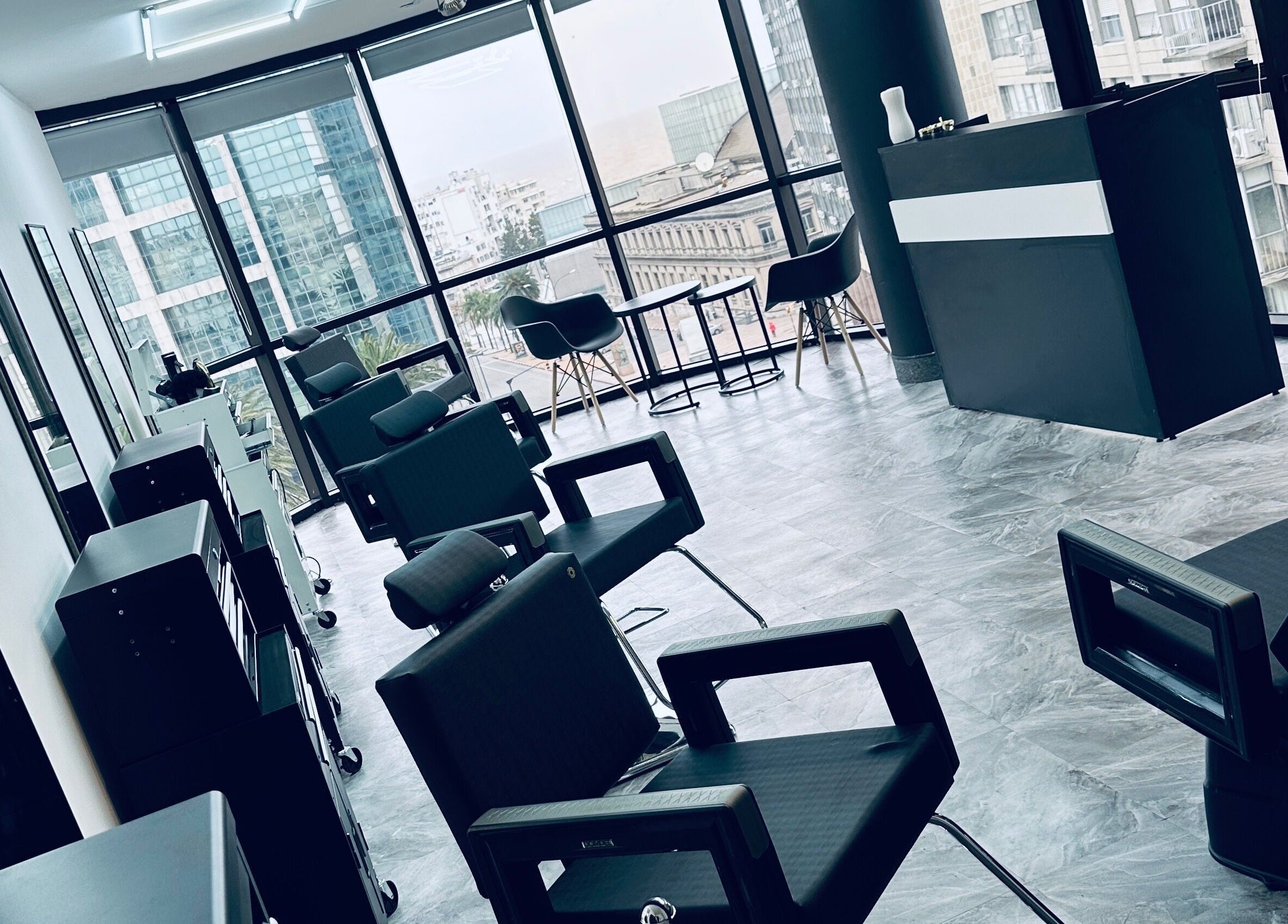 Interior moderno de BLK-21 Studio en Montevideo, Departamento De Montevideo, UY, con sillas de salón y vistas urbanas.