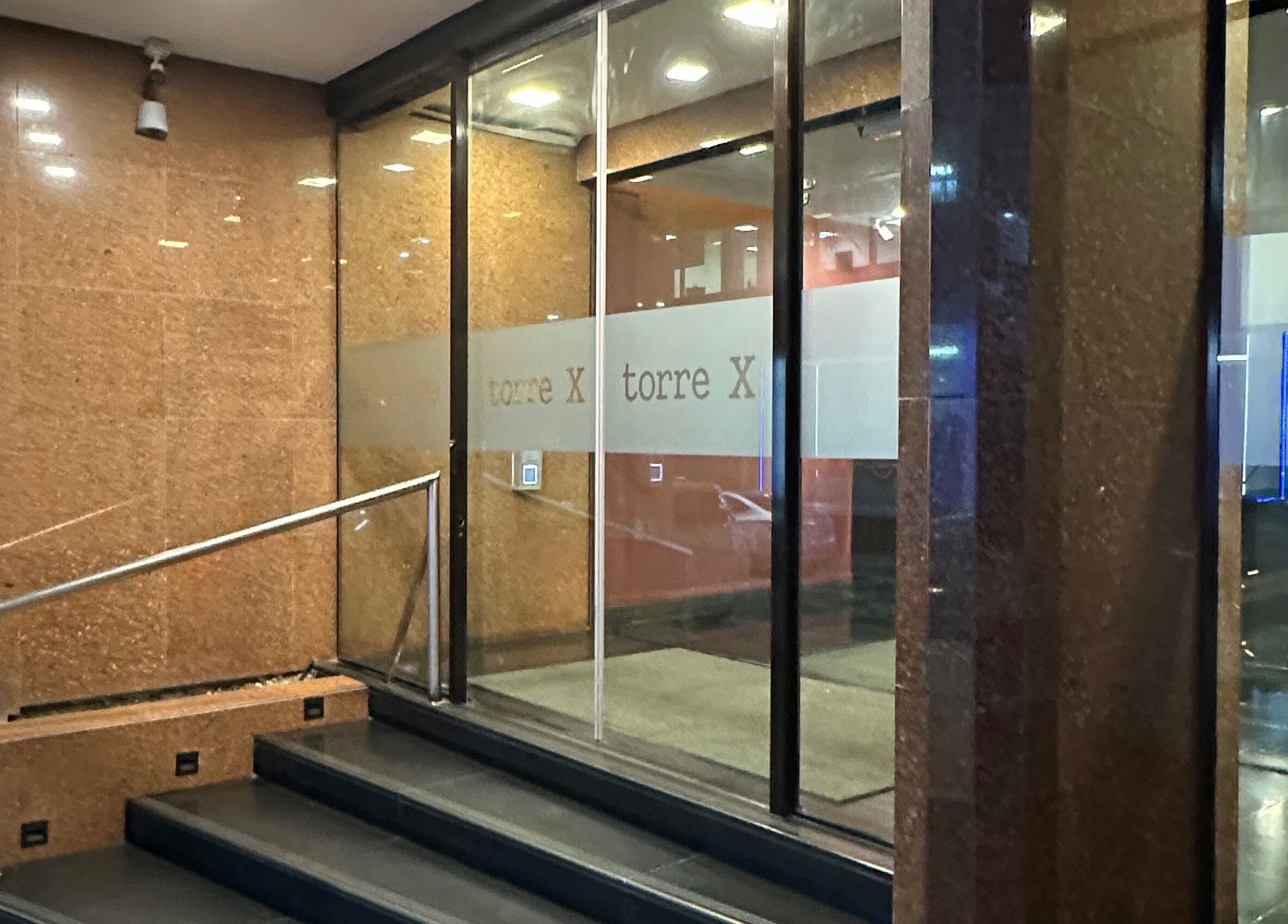 Entrada elegante de BLK-21 Studio en Montevideo, Departamento De Montevideo, UY con elegante estilo moderno.