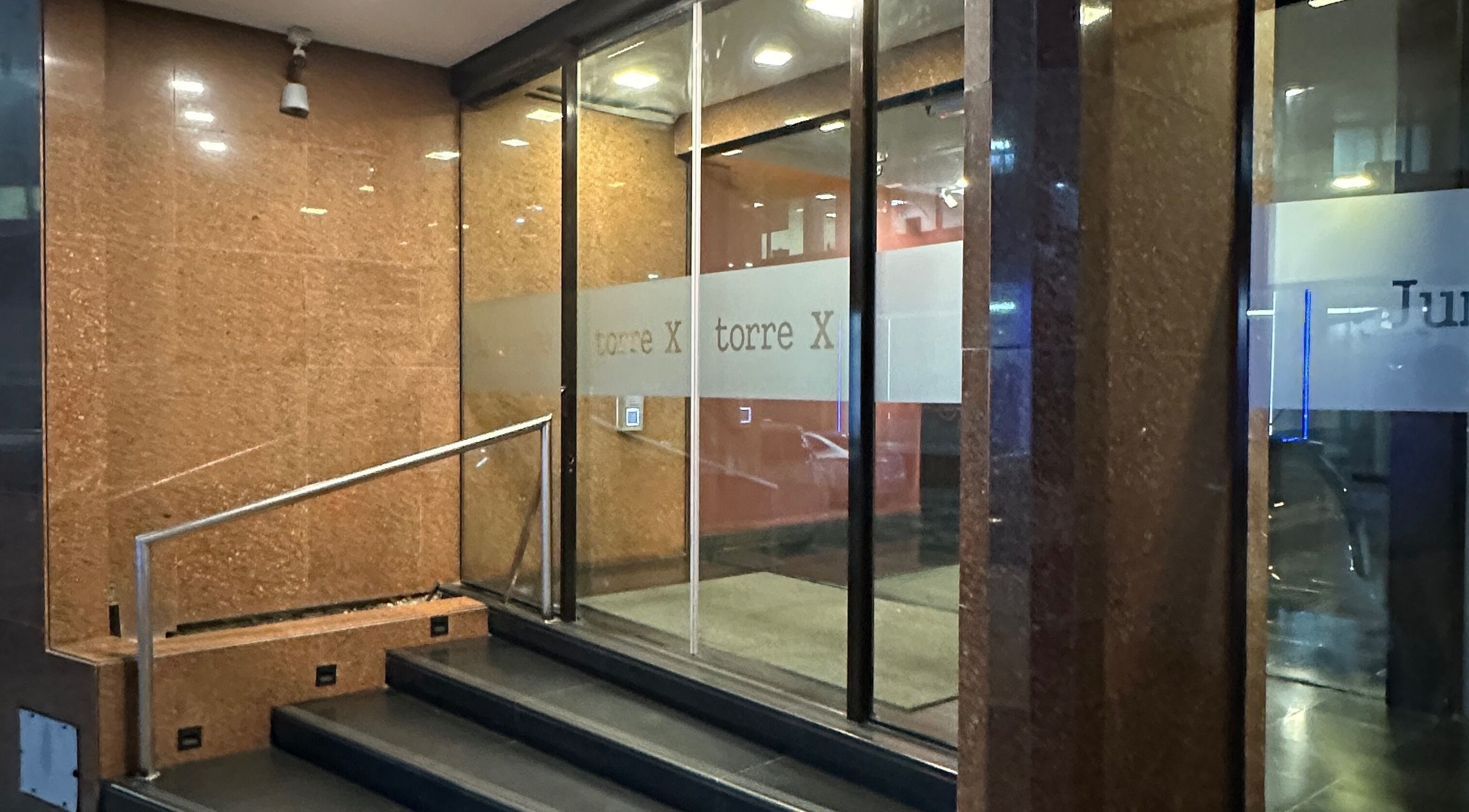 Entrada elegante de BLK-21 Studio en Montevideo, Departamento De Montevideo, UY con elegante estilo moderno.